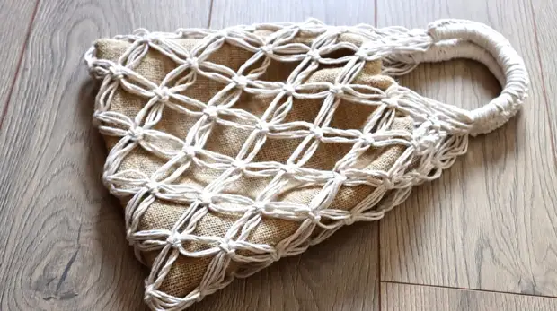 Раньше все советские дамы ходили с этими сумочками по хозяйственным нуждам. А теперь это стильный аксессуар для настоящих модниц