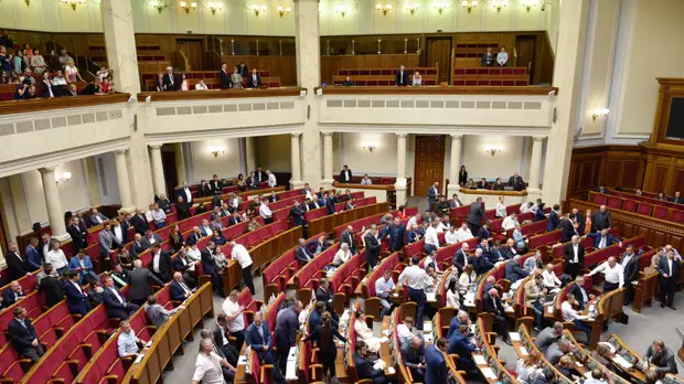 «Видно, что делали в спешке»: в Раду внесён законопроект Зеленского о люстрации чиновников