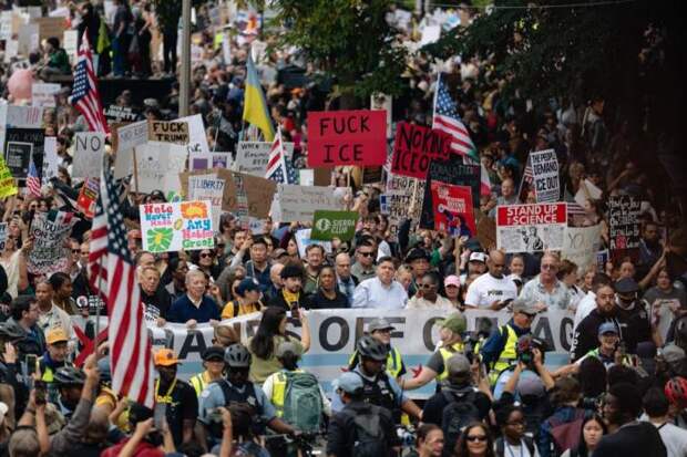 В сотнях городов США начались антитрамповские акции под лозунгом No Kings («Нет королям», «Без королей»). Символом взят флаг времён войны за независимость США