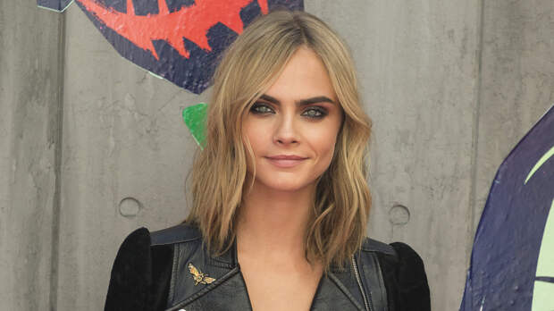 Модель Кара Делевинь выложила фото с рваной челкой и стрижкой