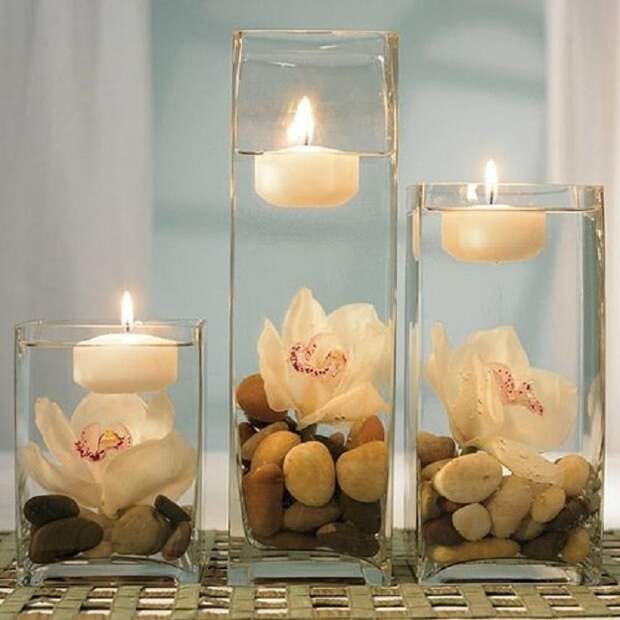 Романтическую обстановку возможно создать благодаря красивым свечам, которые украшены галькой.