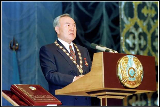 Нурсултан Назарбаев провозглашает о независимости Казахстана, декабрь 1991 года (изображение взято из открытых источников)