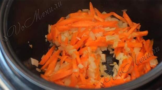 Обжариваем лук с морковью до золотистого состояния