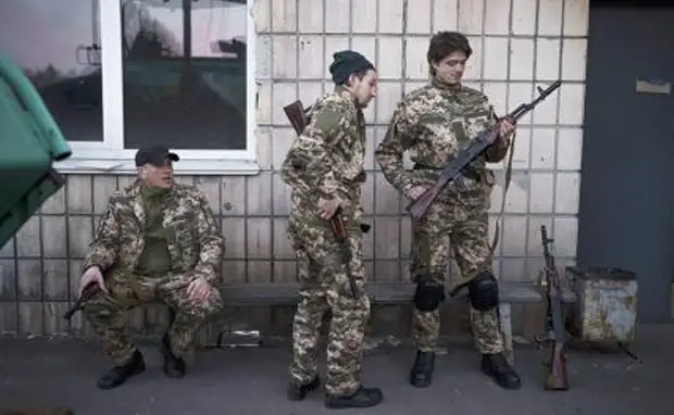 На фото: учения гражданского населения в тренировочном лагере сил территориальной обороны Украины.