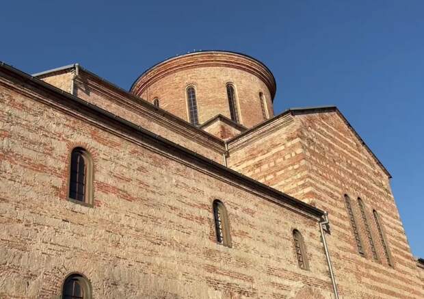 Храм Успения Богородицы в Пицунде украсили художественной подсветкой