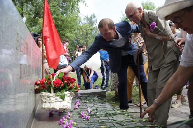 Префект СВАО возложил цветы к мемориалу в Бутырском районе/фото ЗБ