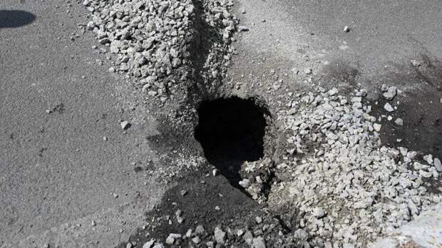 Посреди проезжей части в кузбасском городе образовалась дыра