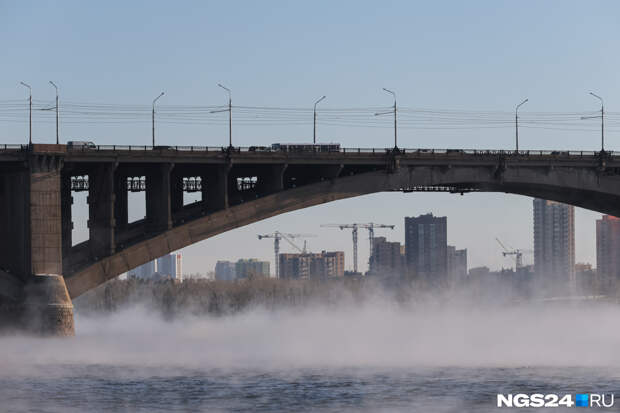В Красноярске трое человек спасли мужчину от падения с Коммунального моста