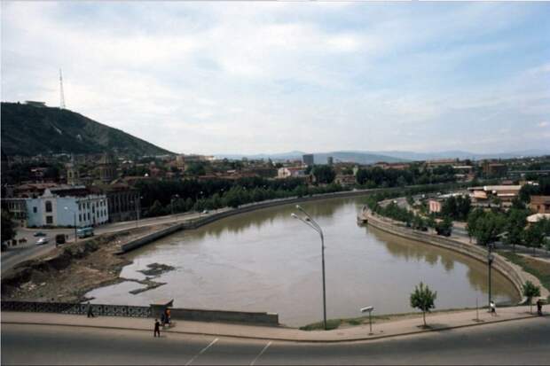 Тбилиси. Мост соединяющий городские районы