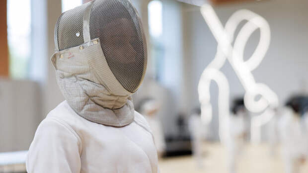 Рапиристка Часовникова выиграла первое золото после возвращения флага РФ юниорам