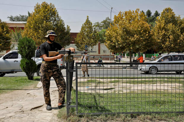 Охранники-талибы* застрелили смертника. Что известно о взрыве у посольства России в Кабуле