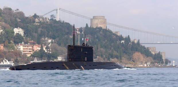 Подводная лодка Б-237 «Ростов на Дону»  Черноморского флота  РФ походит пролив Босфор  