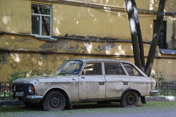 В Северном округе начали борьбу с автохламом: куда увозят брошенные машины