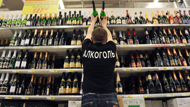 Юрист Соловьев призвал запретить продажу алкоголя в таре до 250 грамм