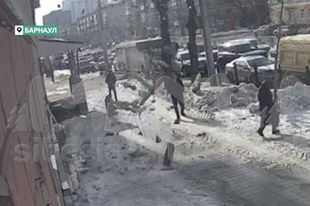 Прохожие едва спаслись от рухнувшей крыши в российском городе