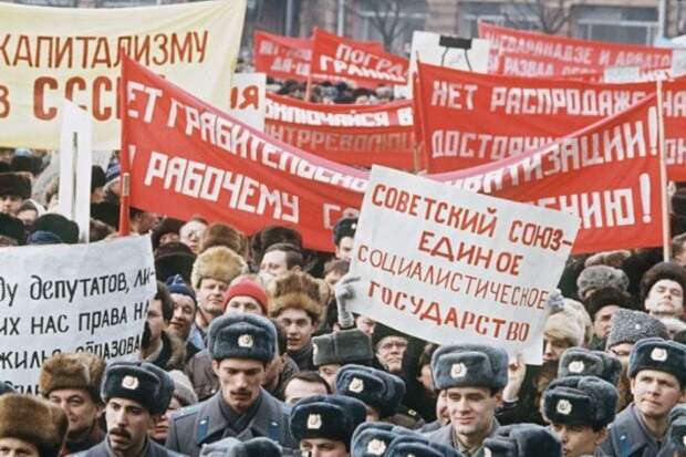 Ранее уже публиковал такие подборки фотографий об эпохах Хрущёва и Брежнева. А теперь — о менее долгой эпохе Горбачёва (1985—1991)...-67