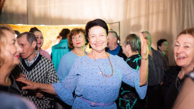 Партия "Новые люди" провела дискотеку для старшего поколения в Барнауле