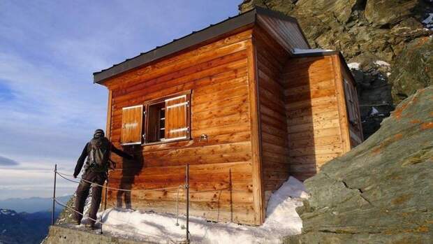 Хижина Сольвея, Solvay Hut,домик на вершине горы, домик высоко в горах