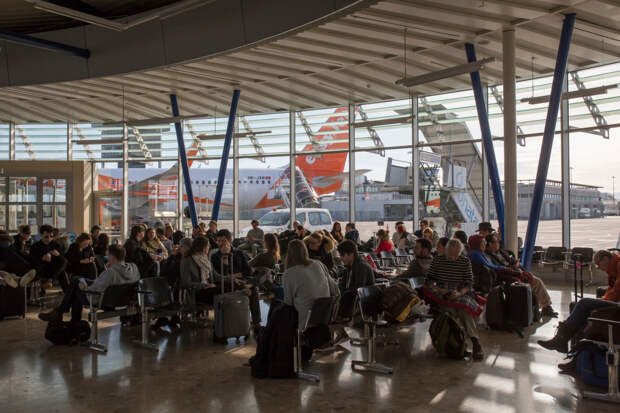 Пассажиры падали в обморок в давке в аэропорту Италии и остались без рейса