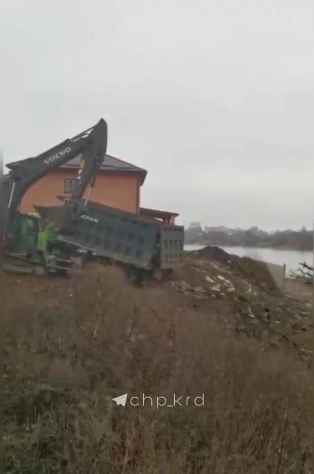 В Адыгее Кубань засыпают строительным мусором: видео распространяется в сети