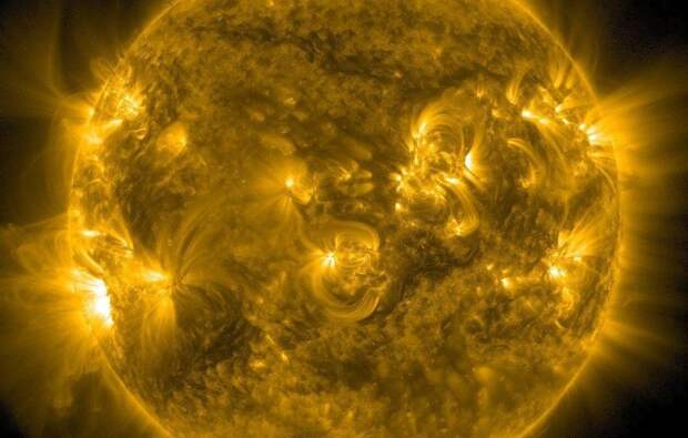 На Солнце произошли три сильные вспышки класса М