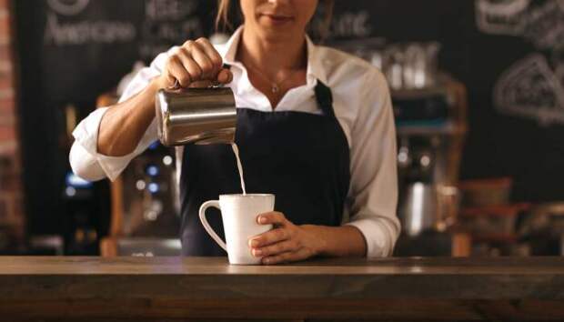 Как правило, кофе за барной стойкой стоит дешевле, чем за столиком / Фото: eurocoffeedirect.com