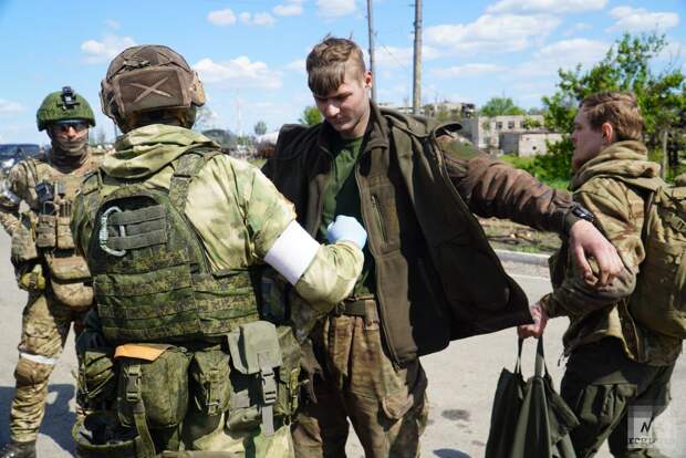 Сдача в плен с «Азовстали» полка «Азов» (запрещённая в России организация)