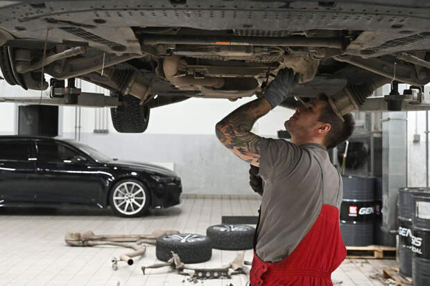 Почти 40% россиян стали чаще обслуживать машину сами ради экономии
