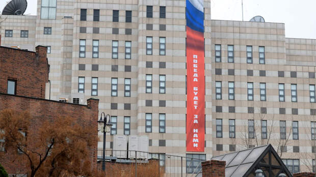 МИД Кореи потребовал от посольства России снять баннер "Победа будет за нами"