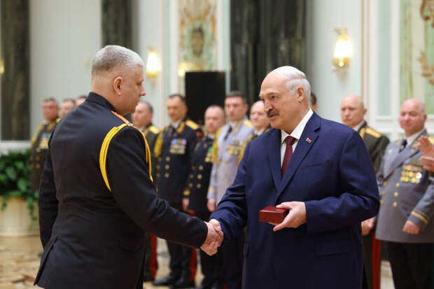 Александр Лукашенко вручил госнаграды офицерам в День защитников Отечества: «Без армии не будет страны»