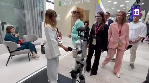 А вот робот здоровается с девушкой