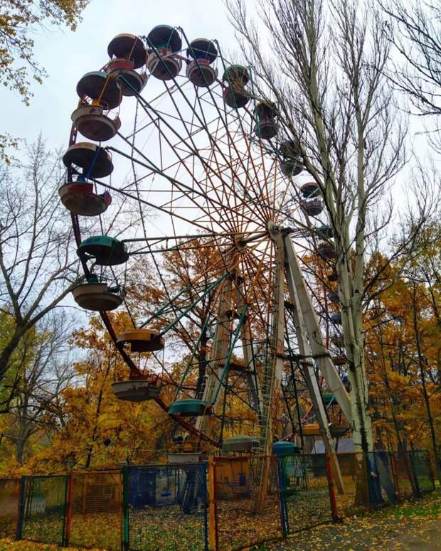 Ещё "живое" колесо обозрения в парке Чехова в Харцызске образца 2022 года https://t.me/webmoney_dn/312145