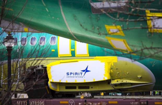 Логотип Spirit AeroSystems можно увидеть на фюзеляже Boeing 737 MAX, стоявшего в поезде за пределами сборочного завода в Рентоне в марте. Джош Дин был аудитором по качеству в Spirit, которого уволили в апреле 2023 года. Он стал разоблачителем, заявив, что руководство проигнорировало серьезные дефекты качества. (Эллен М. Баннер / The Seattle Times)