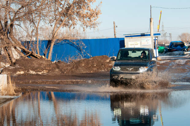 Водитель на УАЗе атаковал здание военкомата в Гусь-Хрустальном с поджогом авто