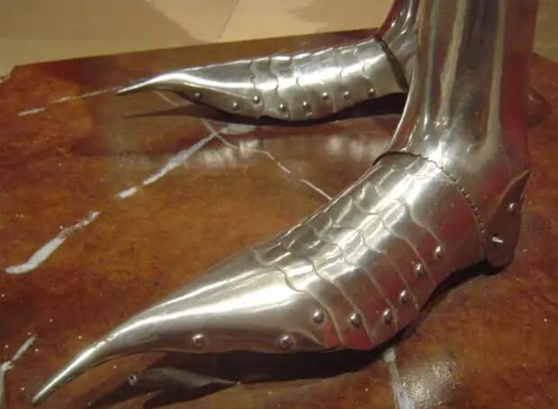 Даже доспехи рыцарей стали изготавливать с оглядкой на модные тенденции / Фото: ktoyou.mirtesen.ru Даже доспехи рыцарей стали изготавливать с оглядкой на модные тенденции / Фото: ktoyou.mirtesen.ru