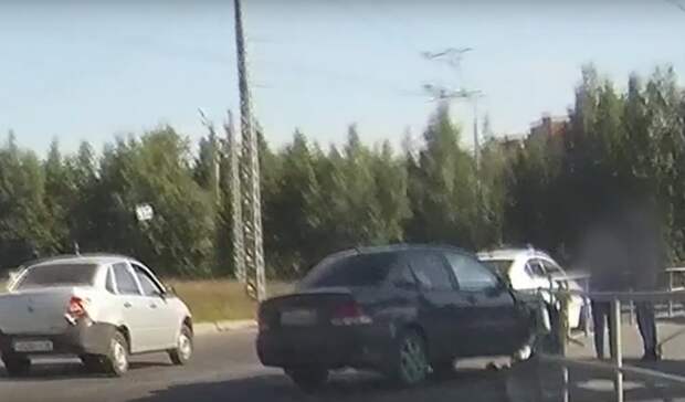 Иномарка врезалась в ограждение на кольце в Петрозаводске