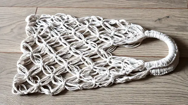 Раньше все советские дамы ходили с этими сумочками по хозяйственным нуждам. А теперь это стильный аксессуар для настоящих модниц