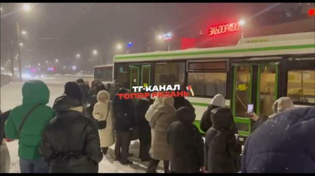 В Рязани людям пришлось выталкивать застрявший в снегу автобус, чтобы доехать домой