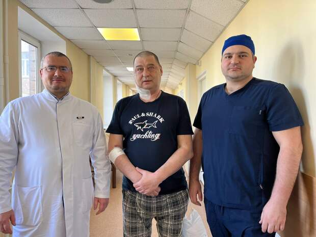 В конце апреля в нейрохирургическое отделение в ФГБУ «Государственный научный центр — Федеральный медицинский биофизический центр им. А.И. Бурназяна» ФМБА России поступил пациент с жалобами на сильную боль в шее. Результаты МРТ показали картину патологического перелома основания зубовидного отростка С2 со смещением, подвывиха. Причиной стал развившийся там метастатический процесс — в 2022 году у мужчины диагностировали рак с метастазами. Тогда пациент прошел химиотерапевтическое лечение и вышел в ремиссию. Спустя год случился рецидив, один из метастазов образовался в позвонке.