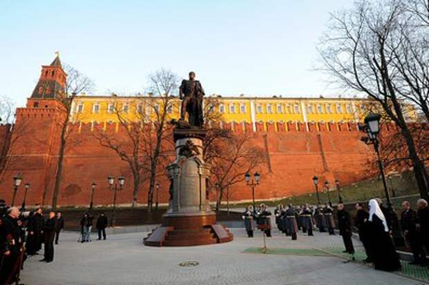 Церемония открытия памятника императору Александру I.