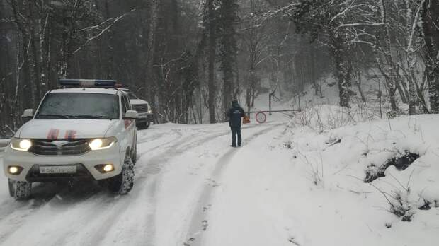 Крымские спасатели помогли выбраться из горно-лесной местности четырем туристам