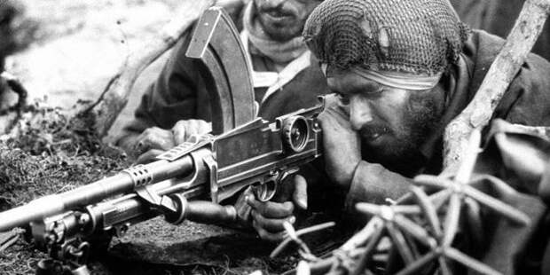 Индийские солдаты с пулемётом Bren