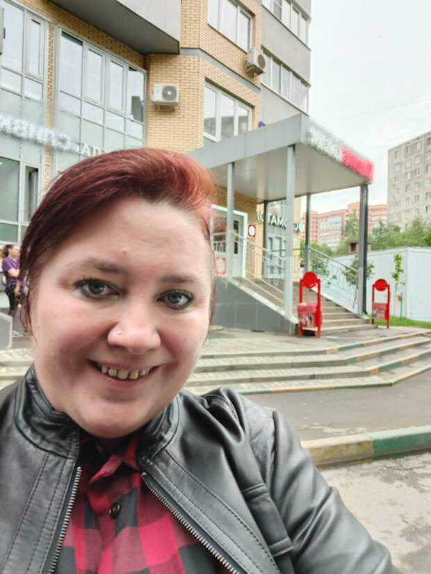 Быстро надеваю рубашку. На улице холодно, если честно. Так и не скажешь, что конец мая. Быстро надеваю рубашку. На улице холодно, если честно. Так и не скажешь, что конец мая.