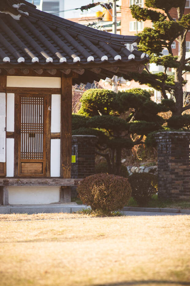 Olga choi fashion blogger myblondegal South Korea smart casual elegant Kate-Katy long oversize coat Kate-Katy white knit vest Armani Exchange leather jacket Kate-Katy check scarf Rebecca Minkoff MAC bag Choies fedora hat-05759