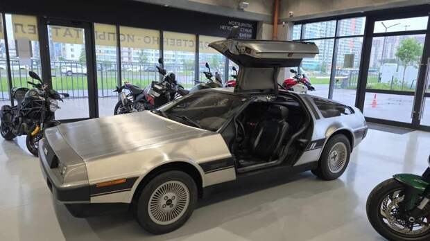 В России продают DeLorean DMC-12