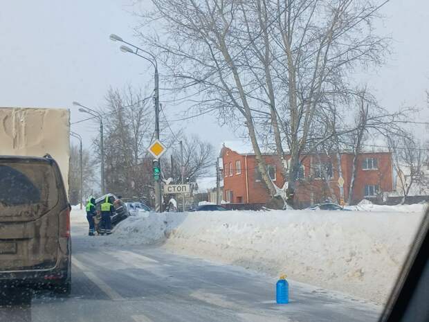 Автомобиль вылетел в сугроб на обочине на трассе М-5 в Луховицах 