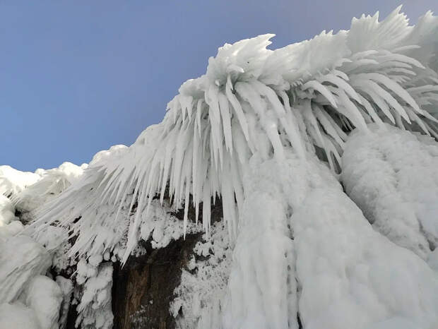 В Эстонии на туристов обрушился замерзший водопад Валасте