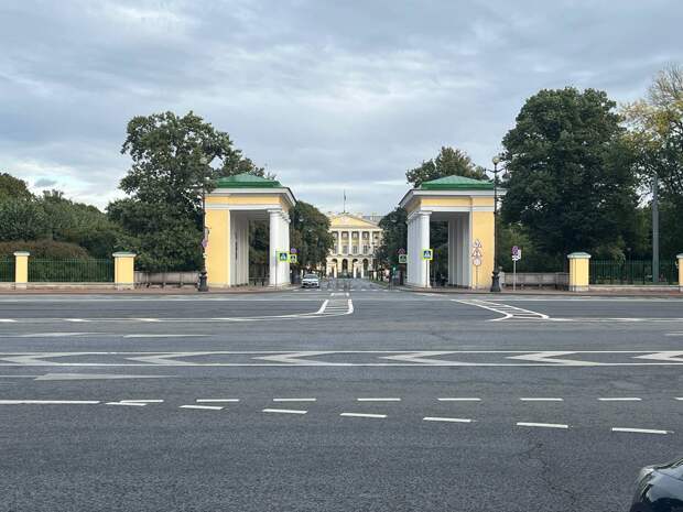 Петербург планирует хранить бюджетные деньги в драгоценных металлах и камнях