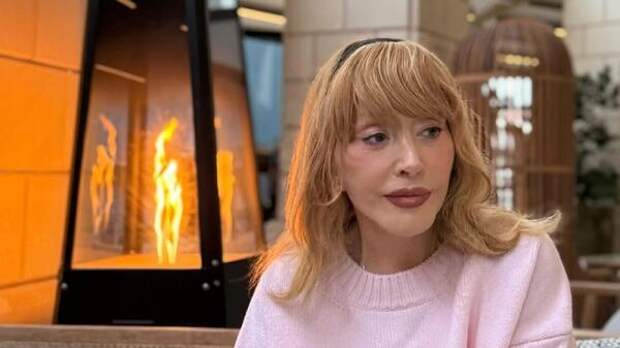 Исхудала, а в руках — трость: Пугачева попала в объектив во время прогулки на Кипре