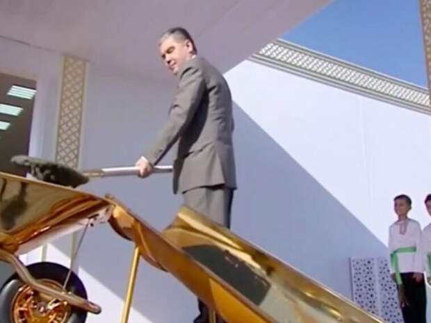 Президент Туркмении появился на публике с золотой лопатой (ВИДЕО)